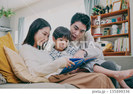 リビングで本を読む家族 リビングで本を読む家族 135899336