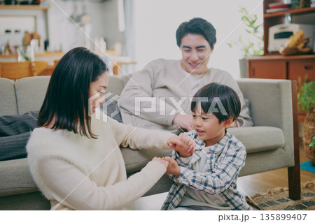 リビングでくつろぐ家族 135899407