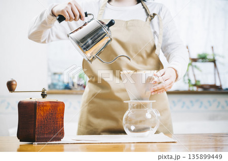 コーヒードリップをする女性 コーヒードリップをする女性 135899449
