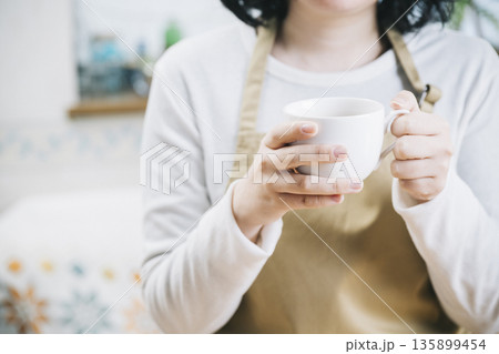 コーヒーカップを持つ女性 コーヒーカップを持つ女性 135899454