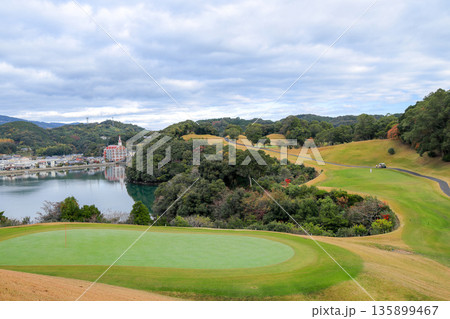 九州　長崎市　オーシャンパレスゴルフクラブ6番ホール谷越えグリーン 135899467