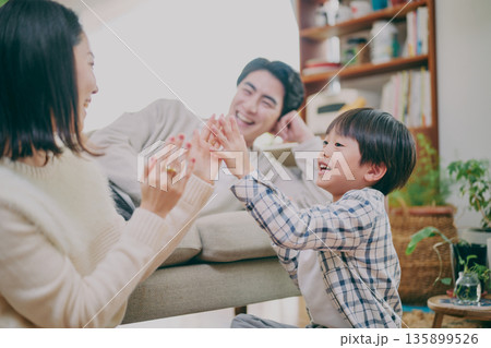 リビングでくつろぐ家族 135899526