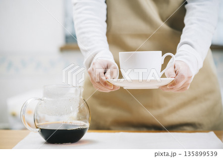 コーヒーカップを持つ女性 コーヒーカップを持つ女性 135899539