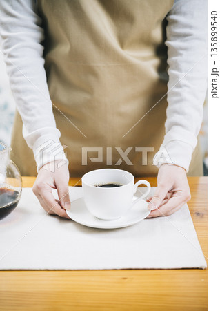 コーヒーカップを持つ女性 コーヒーカップを持つ女性 135899540
