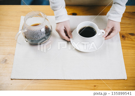 コーヒーカップを持つ女性の手 コーヒーカップを持つ女性の手 135899541