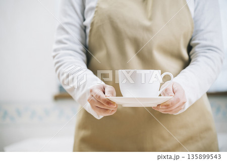コーヒーカップを持つ女性 コーヒーカップを持つ女性 135899543