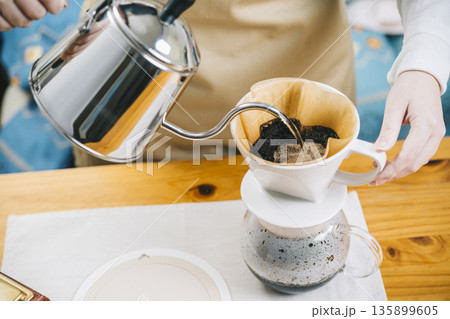 コーヒードリップをする女性 コーヒードリップをする女性 135899605