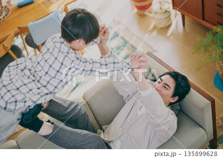 リビングで遊ぶ親子 リビングで遊ぶ親子 135899628