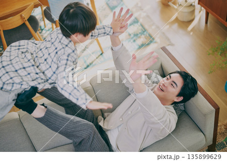 リビングで遊ぶ親子 リビングで遊ぶ親子 135899629