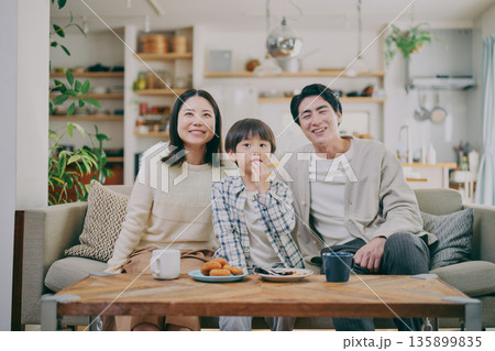 リビングでくつろぐ家族 リビングでくつろぐ家族 135899835
