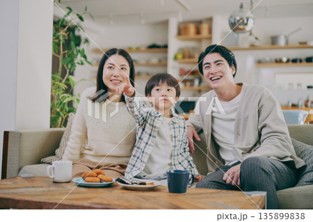 リビングでくつろぐ家族 リビングでくつろぐ家族 135899838