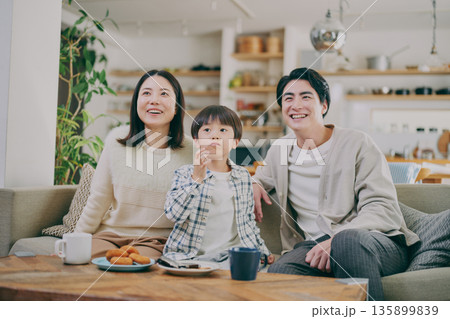 リビングでくつろぐ家族 135899839
