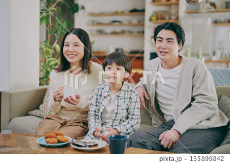 リビングでくつろぐ家族 リビングでくつろぐ家族 135899842