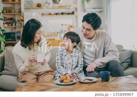 リビングでくつろぐ家族 リビングでくつろぐ家族 135899907