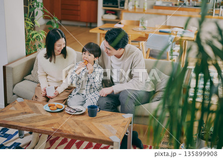 リビングでくつろぐ家族 リビングでくつろぐ家族 135899908