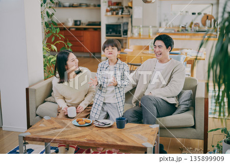 リビングでくつろぐ家族 135899909