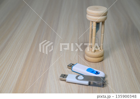 USBメモリと砂時計で表すデータ転送時間の概念 135900348