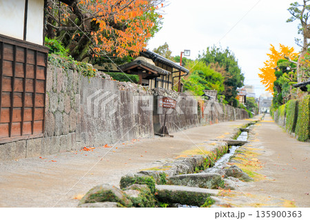 清流が流れる長崎県島原市の武家屋敷 135900363