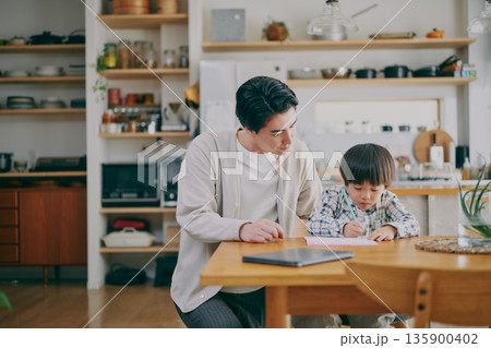 勉強する子供と見守る親 勉強する子供と見守る親 135900402