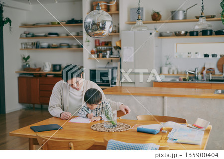 勉強する子供と見守る親 135900404