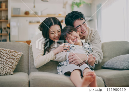 リビングでくつろぐ家族 リビングでくつろぐ家族 135900429