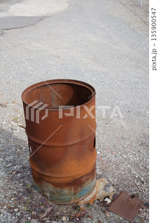 錆びたドラム缶 135900547