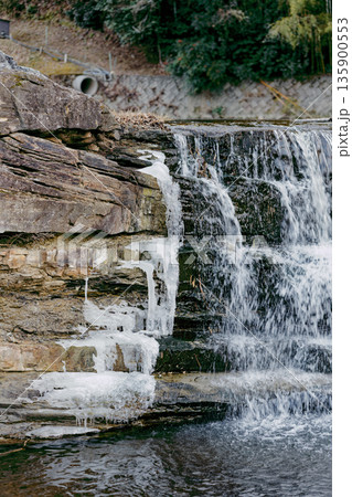 端が氷瀑になっている滝 135900553