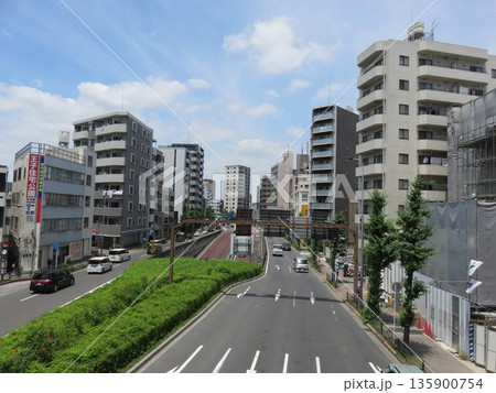 交差点から見た交差点い通り 交差点から見た交差点い通り 135900754