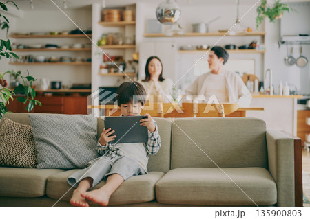 タブレットをみている子供と親子 135900803