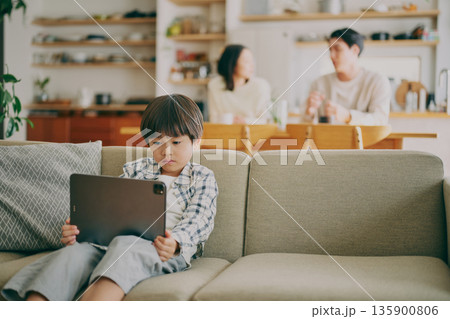 タブレットをみている子供と親子 135900806