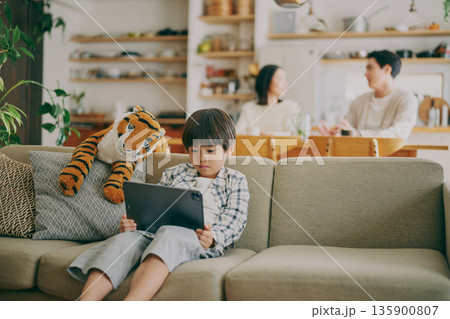 タブレットをみている子供と親子 135900807