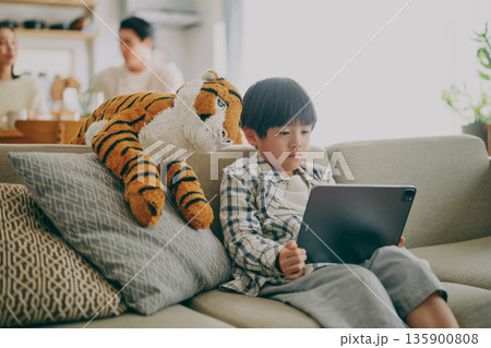 タブレットをみている子供と親子 135900808