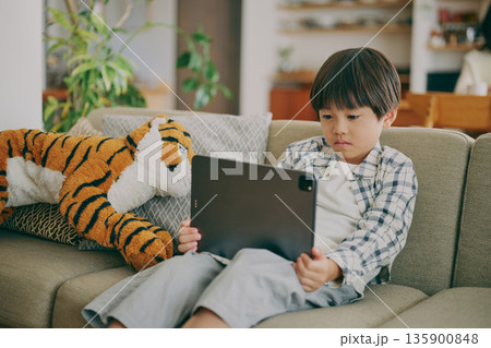 タブレットをみている子供と親子 タブレットをみている子供と親子 135900848