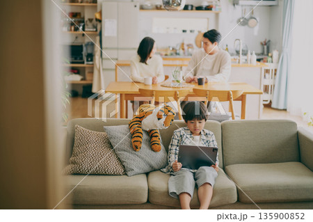 タブレットをみている子供と親子 タブレットをみている子供と親子 135900852