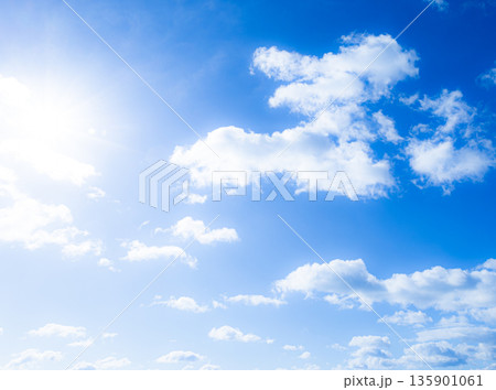 穏やかな太陽の光と青空と雲のシンプルな風景 穏やかな太陽の光と青空と雲のシンプルな風景 135901061