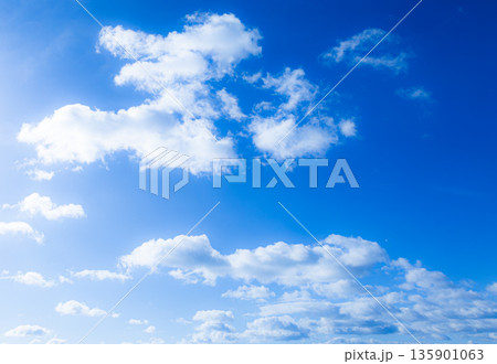 穏やかな太陽の光と青空と雲のシンプルな風景 135901063