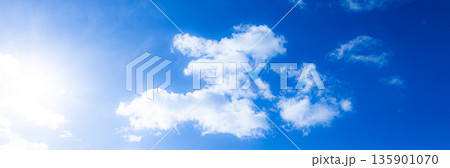 穏やかな太陽の光と青空と雲のシンプルな風景 穏やかな太陽の光と青空と雲のシンプルな風景 135901070