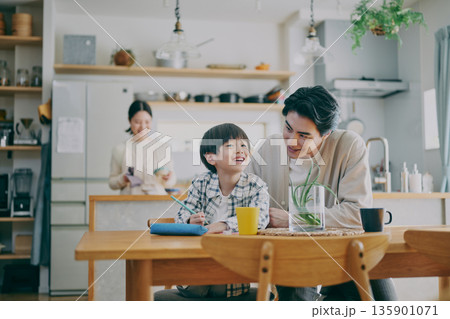 勉強する子供と見守る親 135901071