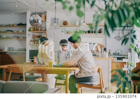 勉強する子供と見守る親 135901074