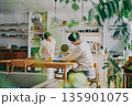 勉強する子供と見守る親 135901075
