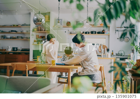 勉強する子供と見守る親 135901075