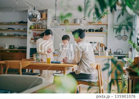 勉強する子供と見守る親 135901076