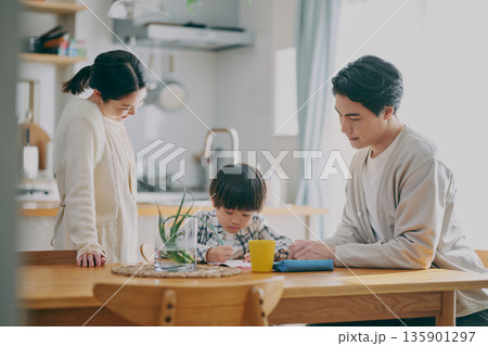 勉強する子供と見守る親 135901297