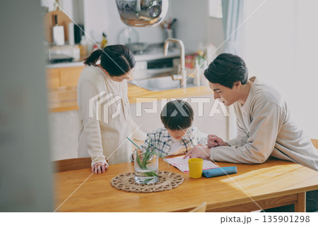 勉強する子供と見守る親 135901298