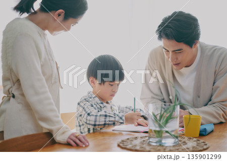 勉強する子供と見守る親 135901299