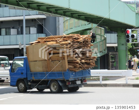 廃材を積んだトラック 廃材を積んだトラック 135901453