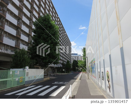 建築現場と住宅 135901457