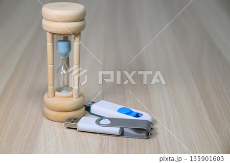 砂時計とUSBメモリによる待ち時間の表現 135901603