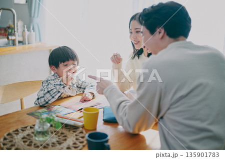 ダイニングでの家族団欒 ダイニングでの家族団欒 135901783