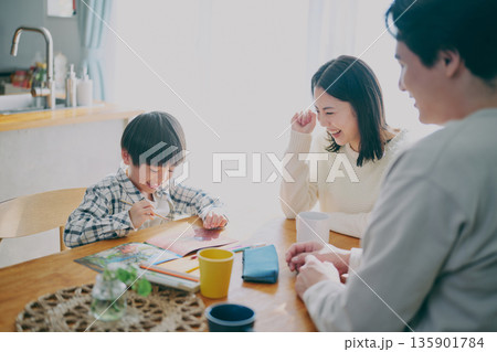 ダイニングでの家族団欒 135901784